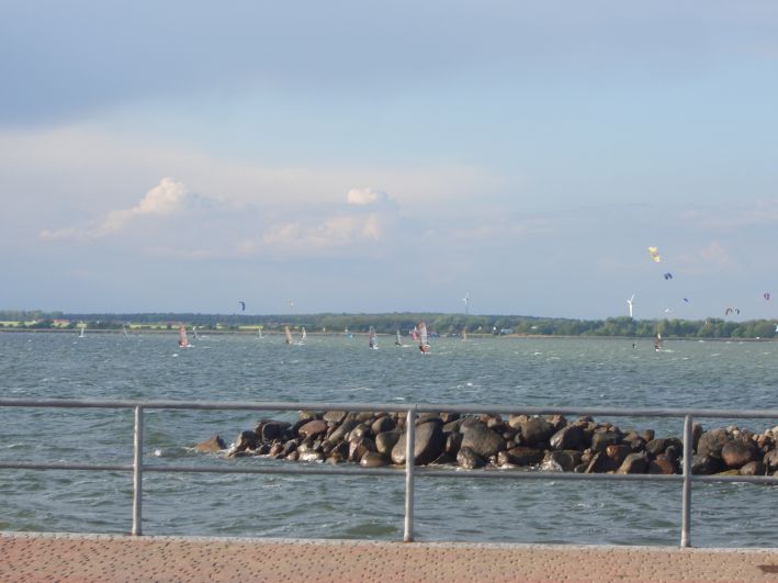 Surfer und Kiter im Wieker Bodden