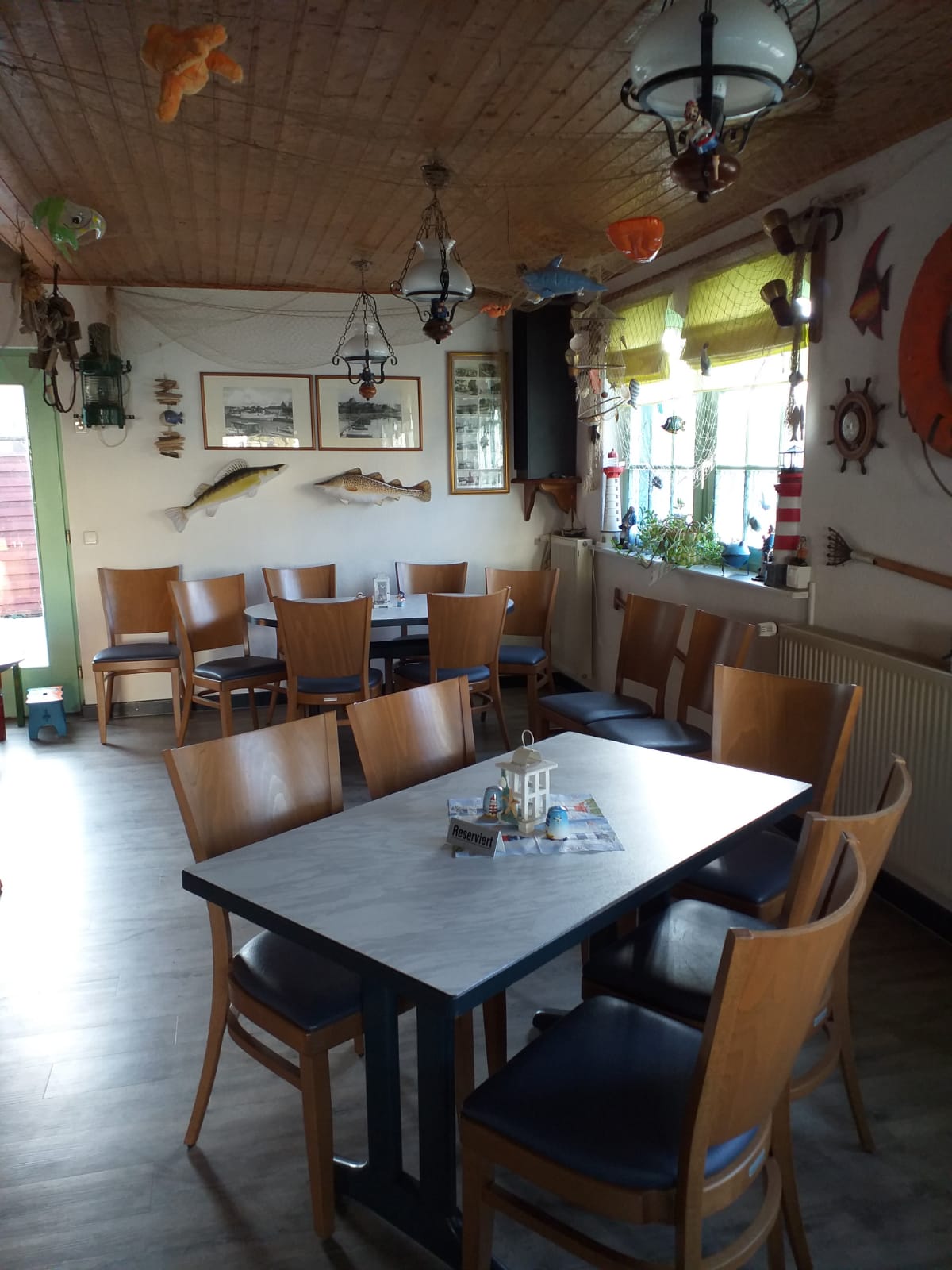 Surfer und Kiter im Wieker Bodden