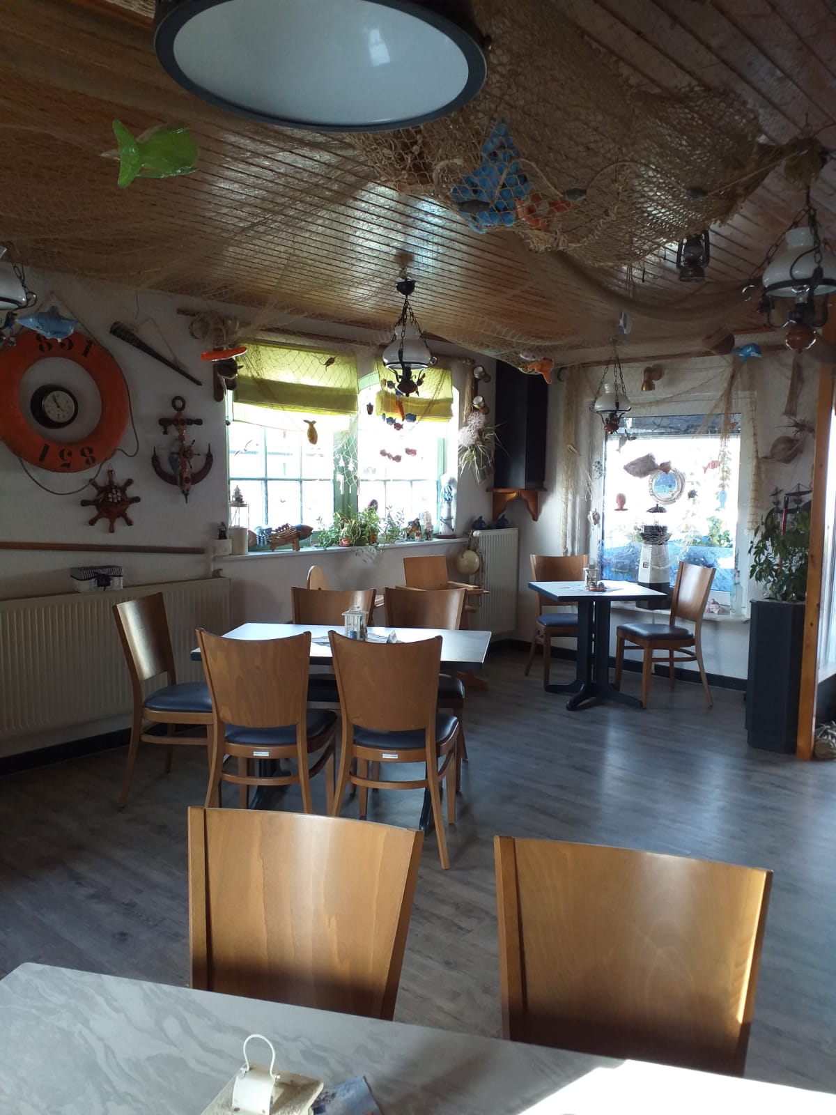 Surfer und Kiter im Wieker Bodden